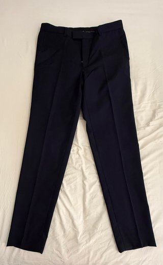 Traje de boda azul con chaleco, corbata y pañuelo