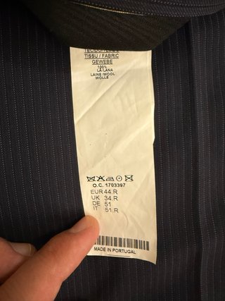 Traje de boda azul con chaleco, corbata y pañuelo