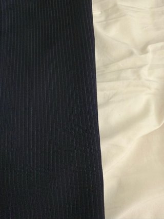Traje de boda azul con chaleco, corbata y pañuelo