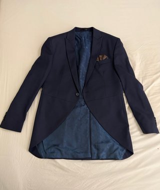 Traje de boda azul con chaleco, corbata y pañuelo