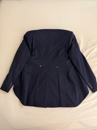 Traje de boda azul con chaleco, corbata y pañuelo