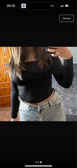 Top negro hombros descubiertos