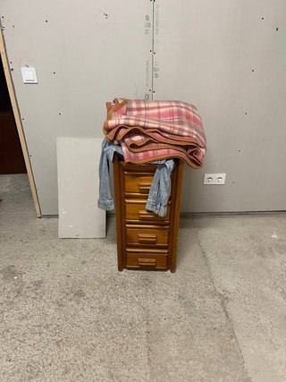 SE REGALAN MUEBLES VIEJOS PARA VACIAR UN BAJO