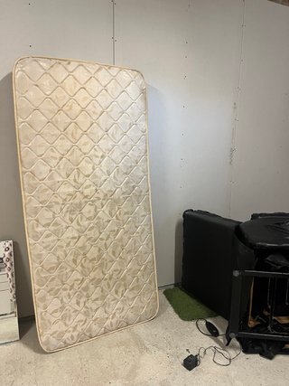 SE REGALAN MUEBLES VIEJOS PARA VACIAR UN BAJO