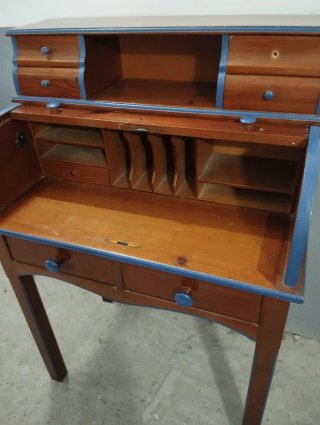 Mueble buró de madera con cajones
