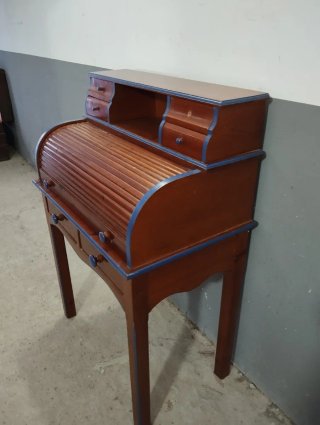 Mueble buró de madera con cajones