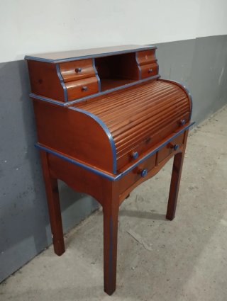 Mueble buró de madera con cajones