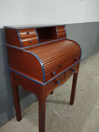 Mueble buró de madera con cajones