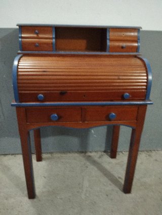 Mueble buró de madera con cajones