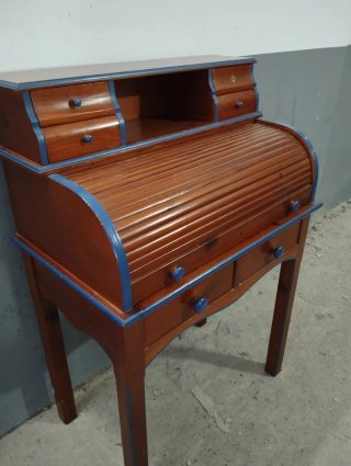 Mueble buró de madera con cajones