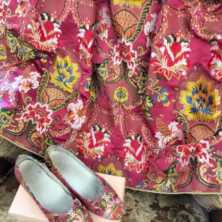 Traje de fallera con zapatos.