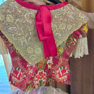 Traje de fallera con zapatos.