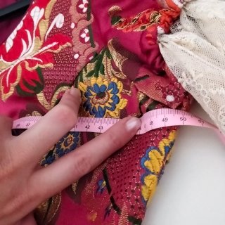 Traje de fallera con zapatos.