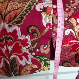 Traje de fallera con zapatos.