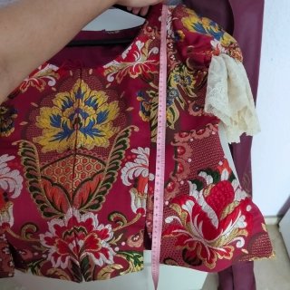Traje de fallera con zapatos.