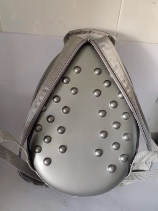 Mochila rígida de chica deDatabank plateada.