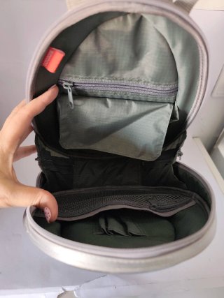 Mochila rígida de chica deDatabank plateada.