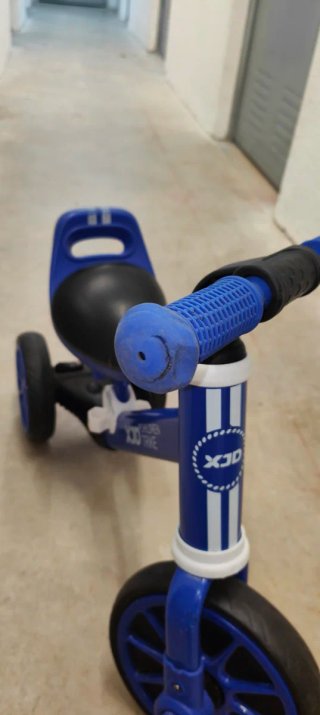Triciclo infantil azul y negro
