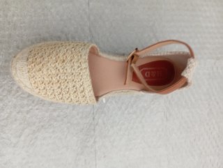 Sandalias Beige y Marrones. Talla 36