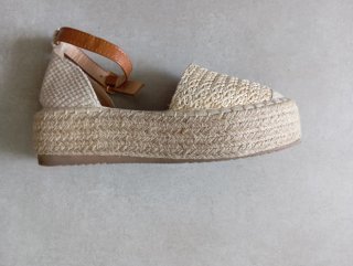 Sandalias Beige y Marrones. Talla 36