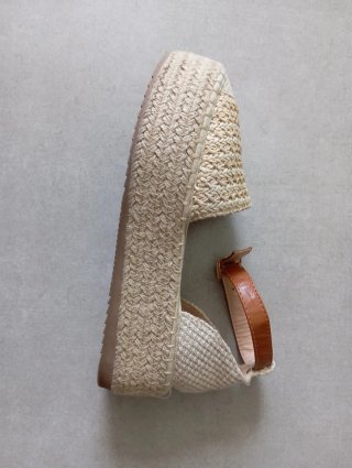 Sandalias Beige y Marrones. Talla 36