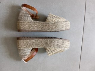 Sandalias Beige y Marrones. Talla 36