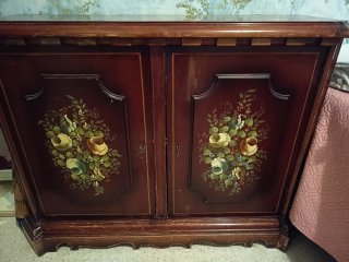Mueble antiguo de madera pintado