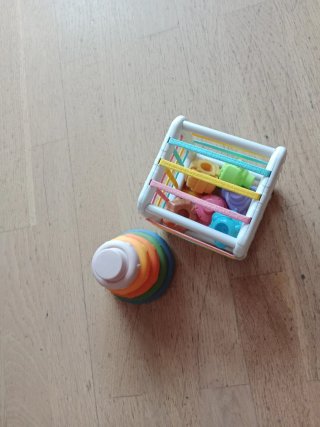 2 Juguetes Bebé: Cubo y Aro Apilable