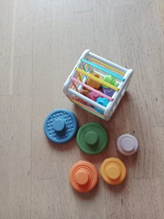 2 Juguetes Bebé: Cubo y Aro Apilable