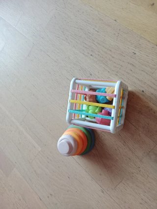 2 Juguetes Bebé: Cubo y Aro Apilable