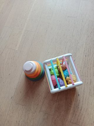 2 Juguetes Bebé: Cubo y Aro Apilable