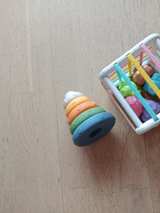 2 Juguetes Bebé: Cubo y Aro Apilable