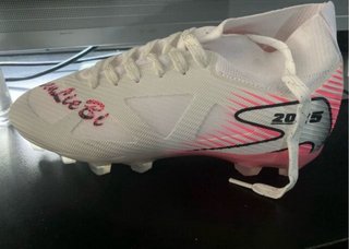 Zapatillas de fútbol blancas y rosas