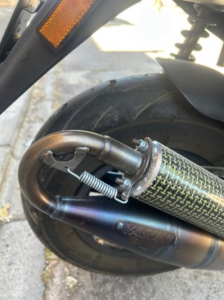 Escape Yasuni R carbono Piaggio Thypoon