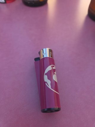 Mechero morado con diseño de corazón
