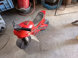 Moto de juguete roja