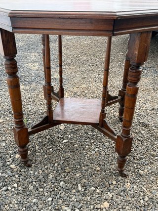 Mesa octogonal de madera antigua