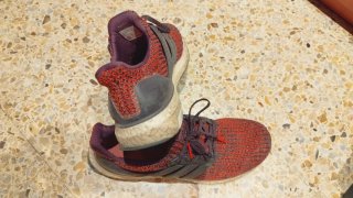 Adidas Ultra Boost morado y granate.