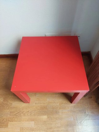 Mesa auxiliar roja de madera