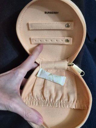Joyero Burberry redondo beige y dorado