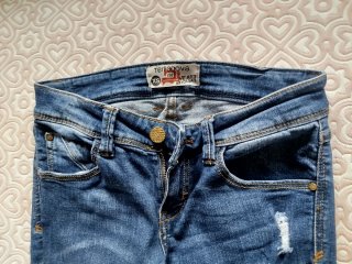 Pantalón vaquero desgastado