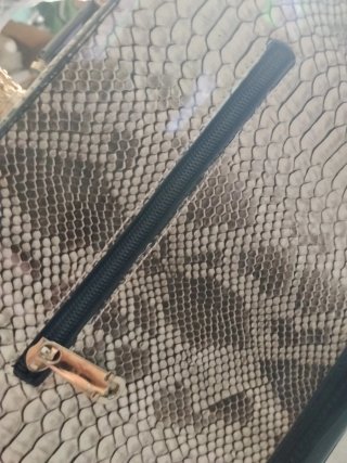 Bolso de mano piel serpiente y charol