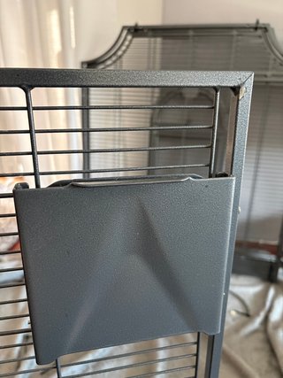 Jaula para pájaros gris plateado