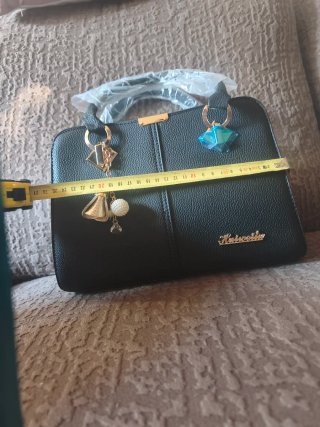 Bolso negro con adornos dorados.