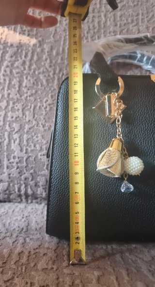 Bolso negro con adornos dorados.