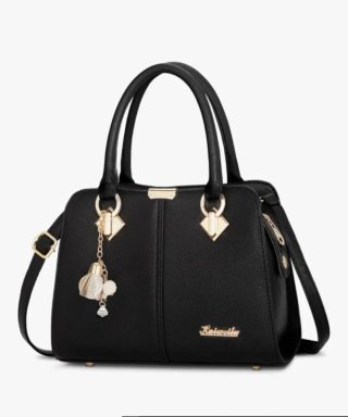 Bolso negro con adornos dorados.