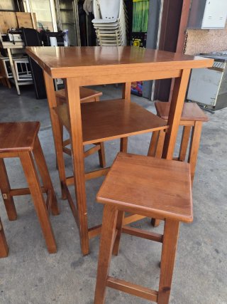 Juego mesa alta y 4 taburetes madera
