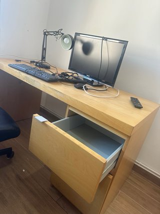 Scrivania in legno con cassetti