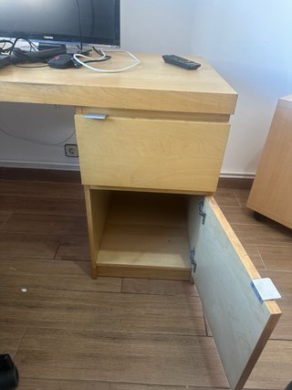 Scrivania in legno con cassetti