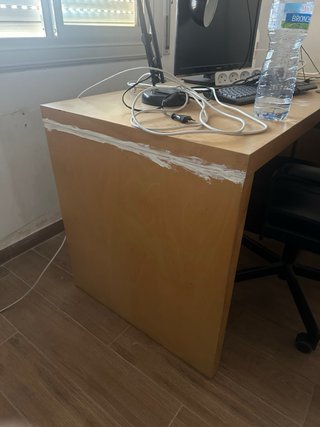 Escritorio de madera con cajones